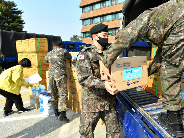 6일 강원도 화천군청 앞에서 군 장병들이 각 부대별로 보내질 마스크 등 코로나19 방역물품을 차량으로 옮기고 있다.   /사진제공=화천군