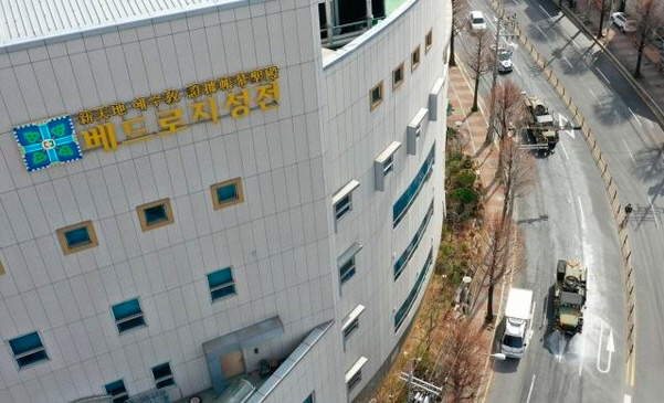 지난 3일 오후 광주광역시 북구 신천지 베드로 지성전(광주교회) 인근에서 육군 31보병사단의 제독차량이 교회 주변에 소독약품을 살포하고 있다. /연합뉴스