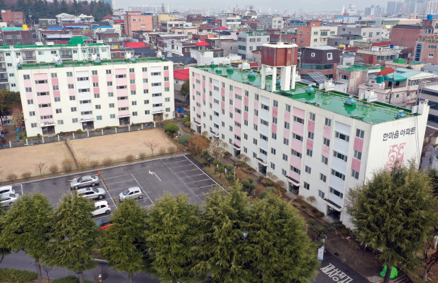 신천지 교인들이 집단 거주하던 중 코로나19 무더기 확진자가 나와 국내 첫 코호트격리 아파트가 된 대구 한마음아파트 전경. /연합뉴스