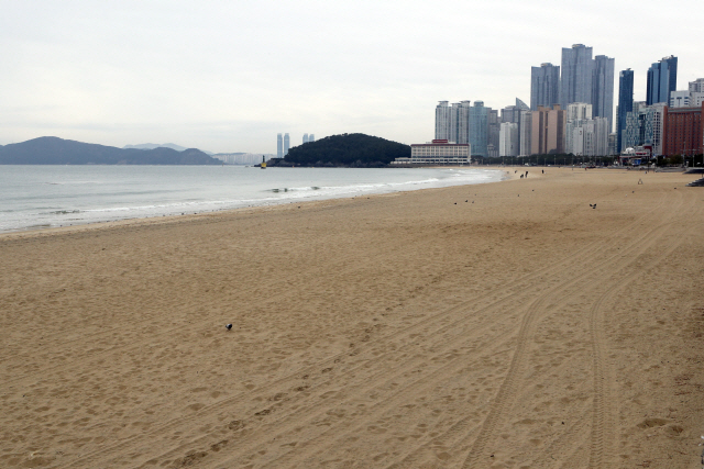 7일 부산 해운대해수욕장이 코로나19 영향으로 한산한 모습을 보이고 있다./연합뉴스