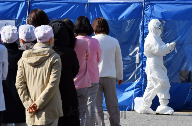 성남 분당제생병원의 코로나19 확진자가 7일 11명으로 전날보다 2명 늘어났다. 병원 간호사와 입원환자 등이 지난 6일 코로나19 검사를 받기 위해 선별진료소 앞에서 줄을 서 기다리고 있다. /성남=권욱기자