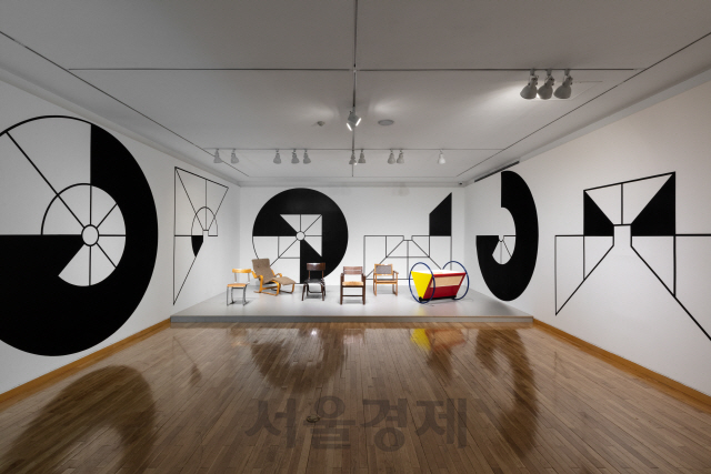 2019년 바우하우스와 현대생활 전시장 전경. 벽면의 그래픽 디자인이 김형진의 작품이다. /사진제공=금호미술관
