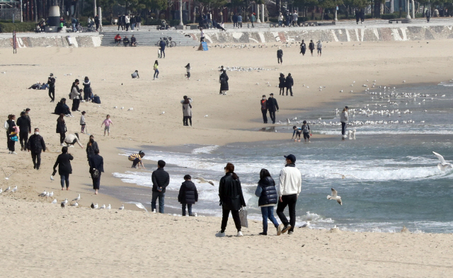 일요일인 8일 부산 해운대해수욕장을 찾은 나들이객들이 해변을 걷고 있다. 이날 부산에는 밤새 코로나19 추가 확진자가 발생하지 않았다./연합뉴스