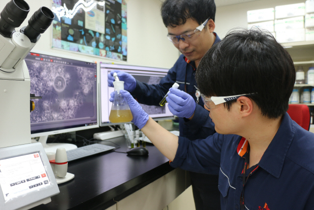SK인천석유화학 엔지니어들이 사내 폐수처리장 내 실험실에서 미생물 영상 이미지를 분석하고 있다. /사진제공=SK인천석유화학