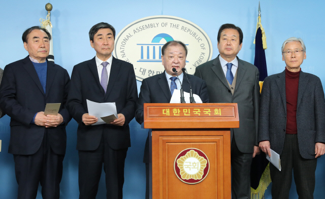 국민발안개헌추진위원회 더불어민주당 이종걸(왼쪽 두번째부터), 강창일 의원과 자유한국당 김무성, 여상규 의원이 지난달 11일 국회 정론관에서 “이번 4·15 총선에 동시국민투표를 통해 국민개헌발안권을 회복시키자”는 주장을 담은 기자회견을 하고 있다.  /연합뉴스