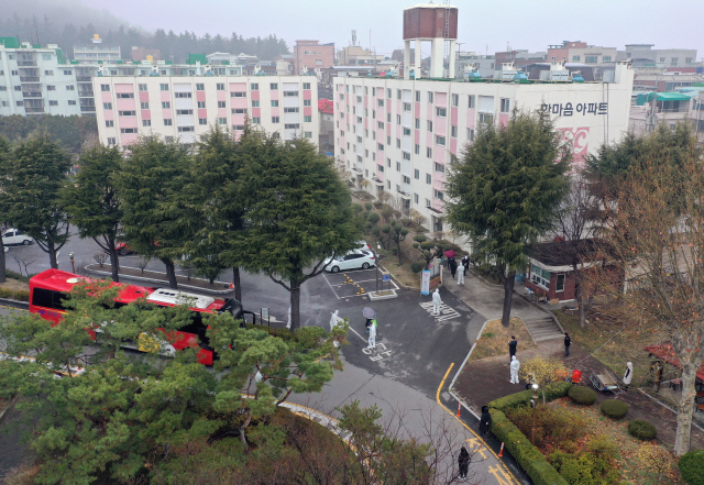 신종 코로나바이러스 감염증(코로나19) 집단 확진이 나온 대구시 달서구 한마음 아파트에서 8일 오전 확진 주민이 의료진의 안내를 받아 생활치료센터로 가는 버스를 타고 있다. /연합뉴스