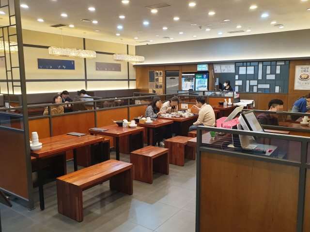 5일 서울 송파구 한 빌딩의 지하 1층의 한 식당. 빌딩 입주 기업들의 재택근무에 들어가면서 대부분 식당에 손님이 듬성듬성했다./허진 기자