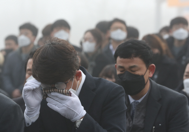 8일 경북 성주군에서 열린 성주군청 하천방재담당 공무원 고(故) 피재호씨의 영결식에 참여한 한 동료 공무원과 지인들이 눈물을 흘리고 있다. 피씨는 지난 2일 코로나19 비상근무 중 화장실에서 뇌출혈로 쓰러진 뒤 명을 달리했다./연합뉴스