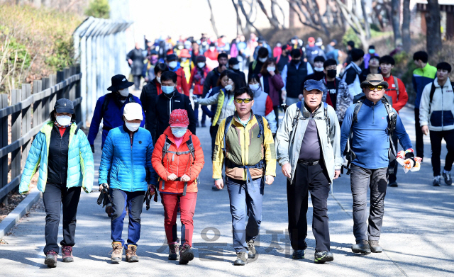 전국이 올들어 가장 포근한 날씨를 보인 8일 서울 관악산이 등산객들로 붐비고 있다./권욱 기자