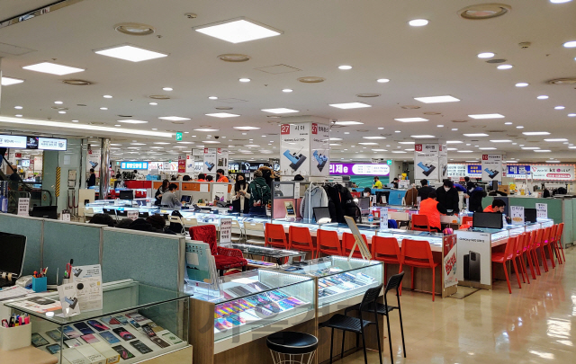 삼성전자 갤럭시 S20 시리즈가 출시된 뒤 첫 주말인 7일 텅빈 서울 신도림 테크노마트 집단상가에서 판매자들이 고객들을 기다리고 있다./권경원기자