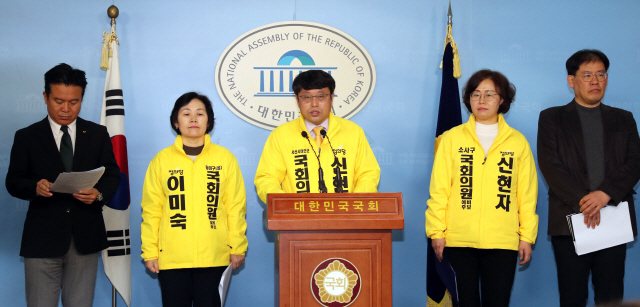 정의당 지역구 후보들이 9일 오전 서울 여의도 국회 정론관에서 노동 공약을 발표하고 있다. 왼쪽두번째부터 부천시원미구을 이미숙, 서산시태안군 신현웅, 부천시소사구 신현자 후보./연합뉴스