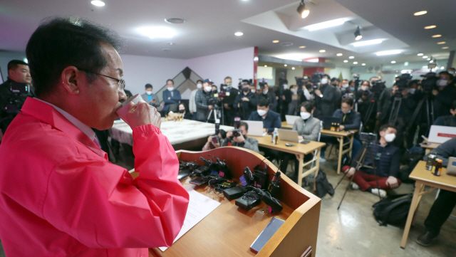 홍준표 자유한국당 (현 미래통합당) 전 대표가 9일 오후 경남 양산시 자신의 선거사무소에서 열린 기자회견에서 물을 마시고 있다. /연합뉴스