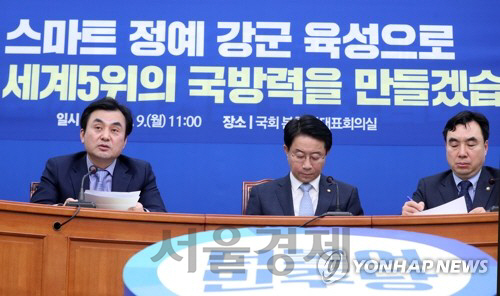 안규백(왼쪽 첫번째)더불어민주당 의원이 9일 서울 여의도 국회에서 국방안보 분야 공약을 발표하고 있다./사진-연합뉴스