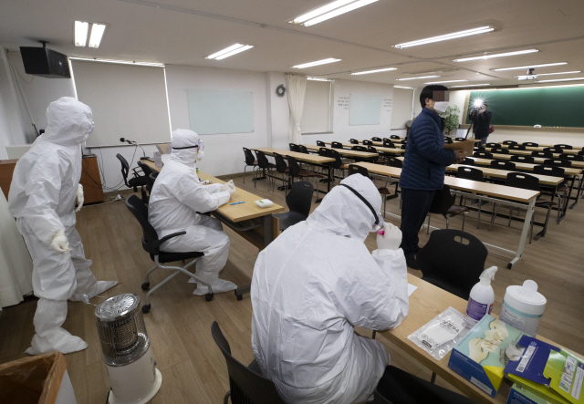 9일 서울시·동작구 합동점검반 관계자들이 신천지 ‘새하늘새땅 증거장막성전 예수교선교회’ 사무실의 운영실태를 점검하고 있다./사진=연합뉴스