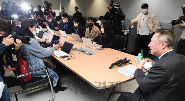 박용만(오른쪽) 대한상공회의소 회장이 9일 오후 서울 중구 대한상의에서 신종 코로나바이러스 감염증(코로나19) 관련 긴급 기자회견을 하고 있다. 박 회장은 