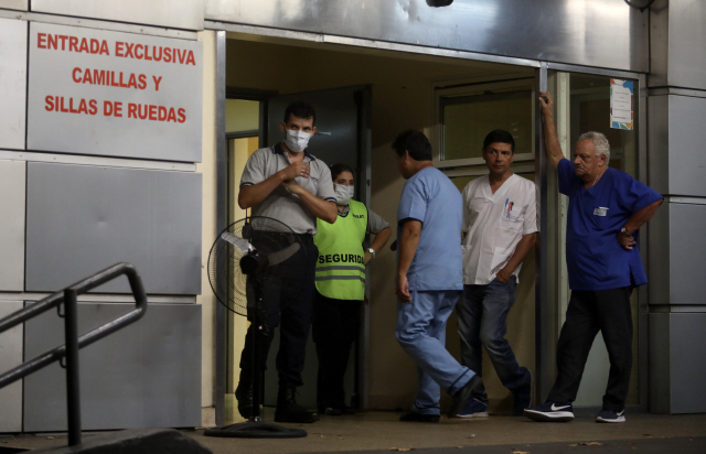 7일(현지시간) 아르헨티나 부에노스아이레스에 위치한 한 병원 앞에서 관계자들이 심각한 표정을 짓고 있다. 이날 이 병원에서는 첫 코로나19 사망자가 발생했다. /부에노스아이레스=신화연합뉴스