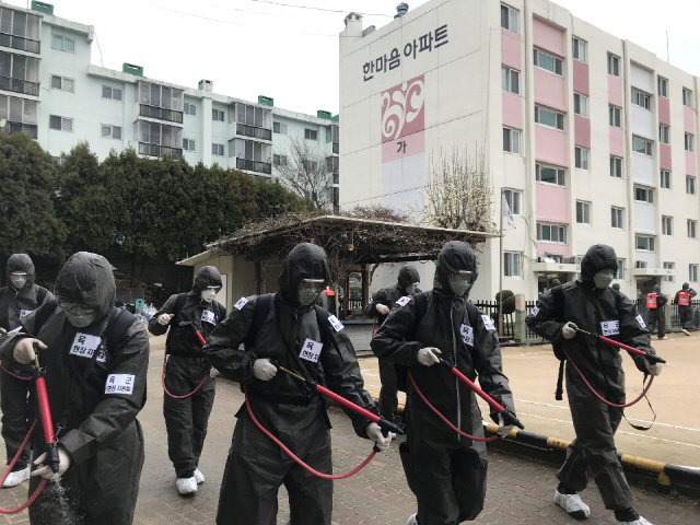 육군 2작전사령부는 9일 집단 거주시설로는 처음으로 코호트 격리 중인 대구 달서구 한마음아파트 일대에서 대대적인 방역 및 소독을 했다. 2작사는 당분간 매주 3회 이 일대 방역활동에 나선다./대구=연합뉴스