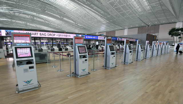 한국·일본 양국의 입국 규제가 강화된 지난 9일 오전 인천국제공항 2터미널 대한항공 발권창구가 한산하다. /연합뉴스