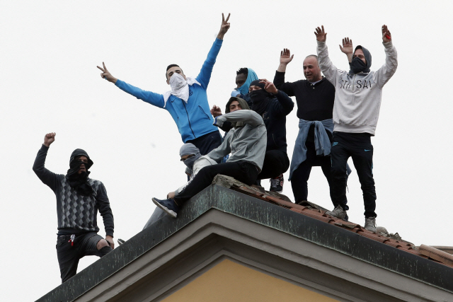 이탈리아 정부가 신종 코로나바이러스 감염증(코로나19) 확산을 막기 위해 재소자의 가족 면회를 제한하는 결정을 내리자 9일(현지시간) 밀라노의 산비토레 교도소에서 재소자들이 교도소 지붕 위에 올라가 항의 시위를 벌이고 있다. /연합뉴스