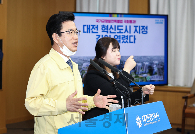 허태정(사진 왼쪽) 대전시장이 신속한 혁신도시 지정에 전력을 다하겠다고 밝히고 있다. 사진제공=대전시