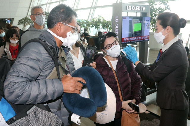 지난 3일 인천국제공항 제1여객터미널 탑승 게이트 앞에서 미국행 항공기 탑승객들이 발열 검사를 받고 있는 모습. /연합뉴스