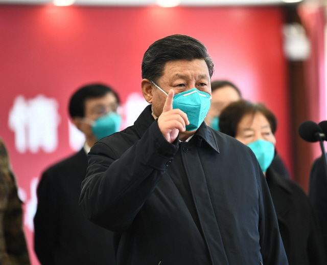 시진핑 중국 국가주석이 10일 우한을 찾아 의료진을 격려하고 있다./신화연합뉴스