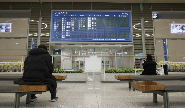 10일 영종도 인천국제공항 2터미널 입국장이 썰렁하다. 대한항공은 이날 코로나19 여파로 객실 승무원을 대상으로 희망 휴직을 실시한 데 이어 외국인 조종사에게는 무급 휴가를 주기로 했다. 대한항공의 조종사 수는 약 2,900명이며 이 가운데 외국인 조종사는 390명 정도다./연합뉴스