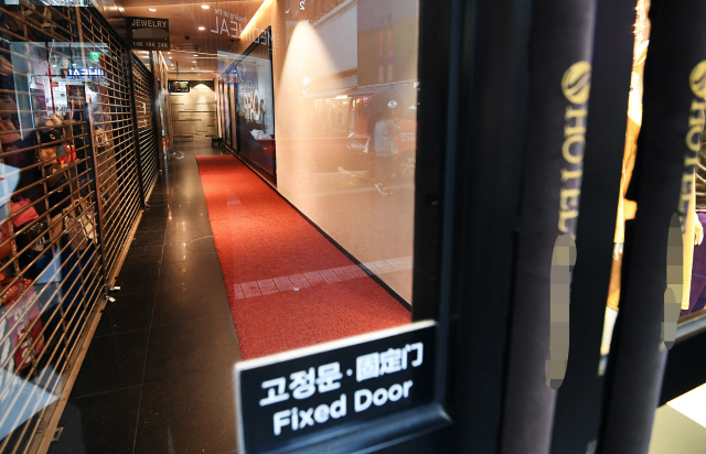 호텔 등 숙박업계가 코로나19의 직격탄에 사실상 개점휴업 상태가 된 가운데 10일 서울의 한 중형 호텔이 임시휴업으로 인적이 끊겨 있다. /오승현기자
