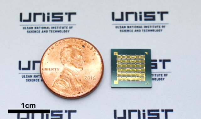 전기수력학 프린팅으로 동전보다 작은 칩위에 36개의 전지를 직렬 연결함. /사진제공=UNIST