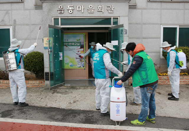 GS칼텍스 여수공장 임직원들이 인근 마을회관에서 코로나19 확산 예방을 위한 분무소독을 실시하고 있다. /사진제공=GS칼텍스