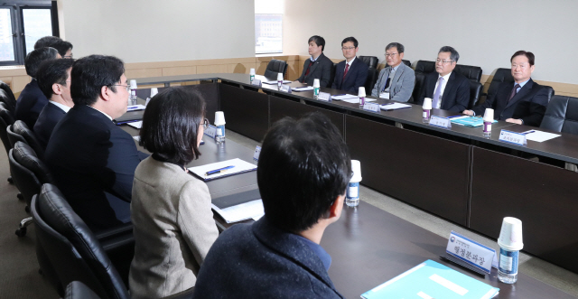 고위공직자 범죄수사처(공수처) 설립준비단 남기명 단장이 10일 서울 세종로 정부서울청사에서 열린 공수처 설립준비단 자문위원회 첫 회의를 주재하고 있다./성형주기자 2020.03.10