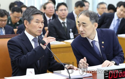 정경두(왼쪽) 국방부 장관과 왕정홍 방위사업청장. /연합뉴스