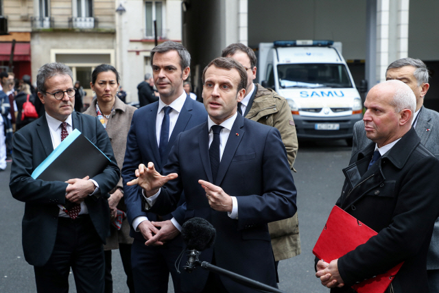 에마뉘엘 마크롱(가운데) 프랑스 대통령./로이터연합뉴스