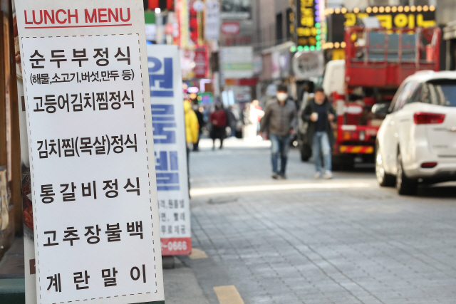 신종 코로나바이러스 감염증(코로나19)의 여파로 27일 서울 종로구 종각 젊음의 거리가 한산한 모습을 보이고 있다. /연합뉴스