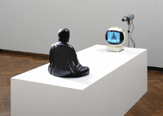 백남준의 1974년작 ‘TV부처’ /사진출처=Stedelijk Museum Amsterdam