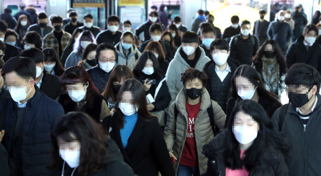 구로 콜센터 코로나19 확진자가 90명을 넘은 11일 오전 시민들이 마스크를 쓴 채 서울 구로구 신도림역을 통해 출근하고 있다./연합뉴스