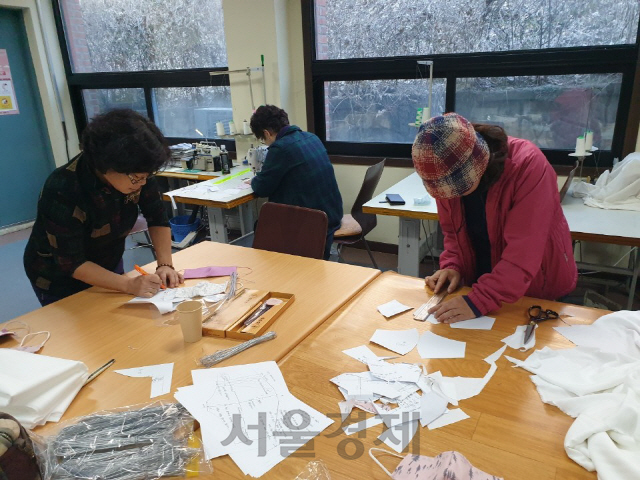 한국생활개선회 경기도연합회 소속 회원들이 11일 시군에 보급할 면마스크를 제작하고 있다. /사진제공=경기농기원