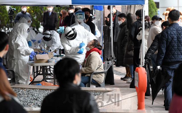 구로 콜센터 일부 직원 증상 있는데도 정상 출근...감염자 급증 부추겨