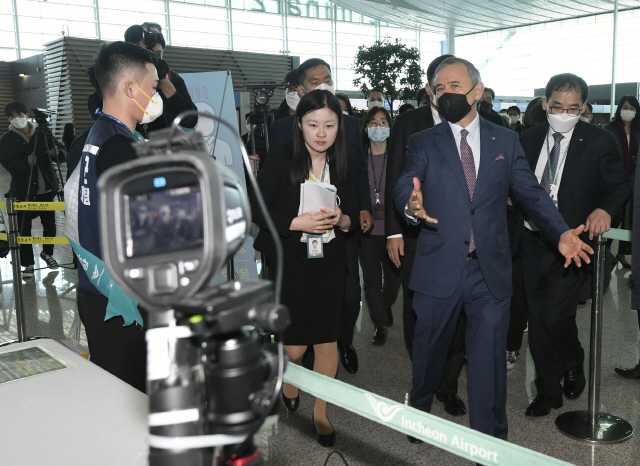 한미 항공 노선의 안정적 운항을 위해 미국행 출국 검역 등이 본격 적용된 11일 오전 해리 해리스 주한미국대사가 인천국제공항 2터미널 3층에서 1단계 발열체크 현장을 둘러보고 있다./영종도=연합뉴스