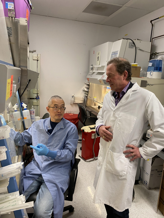 제프리 글렌(오른쪽) 스탠퍼드대 의대 교수가 연구원과 함께 항바이러스제 개발에 관해 논의하고 있다.