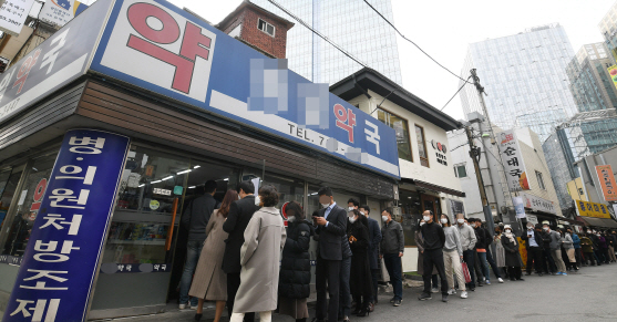 ‘공적마스크 5부제’ 시행 첫날인 지난 9일 오전 서울 종로구의 한 약국에서 마스크를 구매하려는 시민들이 길게 줄지어 순서를 기다리고 있다.   /오승현기자