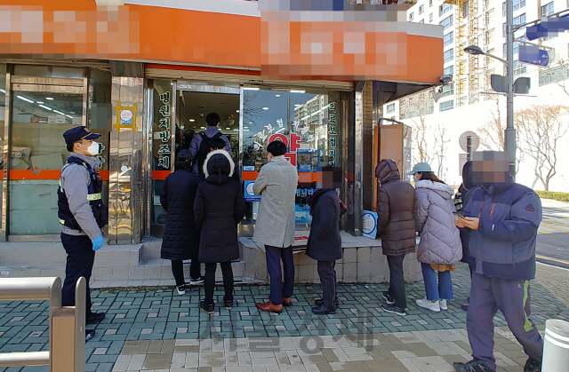 경찰, 마스크 판매 약국 주변 근무·순찰 강화…약사 상대 협박