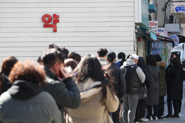 11일 오후 공적 마스크를 판매를 예고한 서울의 한 약국 앞에서 시민들이 마스크 구매를 위해 줄을 서 있다. /연합뉴스