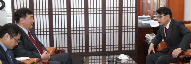 윤상현 국회 외교통일위원장(오른쪽)이 11일 오전 서울 여의도 국회에서 싱하이밍 주한 중국대사와 면담하고 있다./연합뉴스