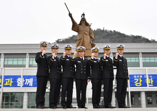 11일 경남 창원시 진해구 해군사관학교에서 6·25전쟁 참전용사의 후손인 하헌석(왼쪽부터), 김준석, 전우석, 황태연, 천주환, 이원재, 송영석 소위가 졸업·임관식을 마친 뒤 기념촬영을 하고 있다. 이날 소위 계급장을 단 신임장교는 이들을 포함 135명이다. /사진제공=해군