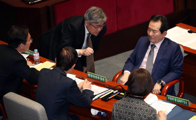 정세균 국무총리가 11일 오전 국회에서 열린 예산결산특별위원회 전체회의에서 장관들과 대화하고 있다. 오른쪽부터 시계방향으로 정세균 국무총리, 유은혜 사회부총리 겸 교육부 장관, 진영 행정안전부 장관, 성윤모 산업통상자원부 장관, 이재갑 고용노동부 장관./연합뉴스