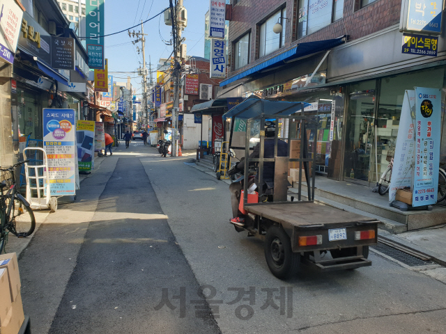 11일 오전 서울 중구 인쇄골목. 평소 같으면 각종 인쇄물을 나르는 ‘삼발이’와 업계 종사자들로 분주할 거리가 이날은 썰렁하다. /허진기자