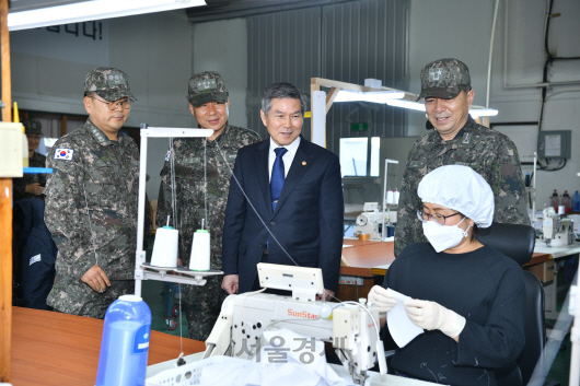 정경두 국방부장관이 11일 면 마스크를 제작하고 있는경남 창원의  해군 보급창을 방문해 군무원들과 장병들을 격려하고 있다.   /사진제공=국방부