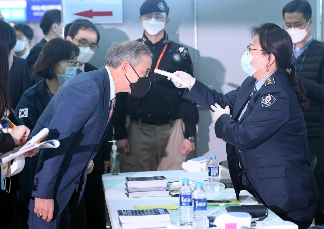 한미 항공 노선의 안정적 운항을 위해 미국행 출국 검역 등이 본격 적용된 11일 오전 해리 해리스 주한미국대사가 인천국제공항 2터미널 3층 출국검역실에서 체온을 측정하고 있다. 미국 정부는 코로나19가 퍼진 한국으로부터 입국 차단 방안을 논의했으나 입국 규제를 하지 않기로 최종 결정한 것으로 전해졌다. /연합뉴스