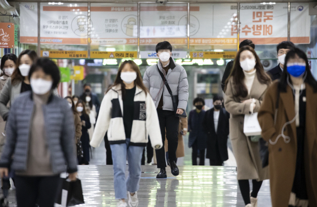 12일 오전 대구 범어네거리역에서 마스크를 쓴 시민들이 출근길을 재촉하고 있다./대구=연합뉴스